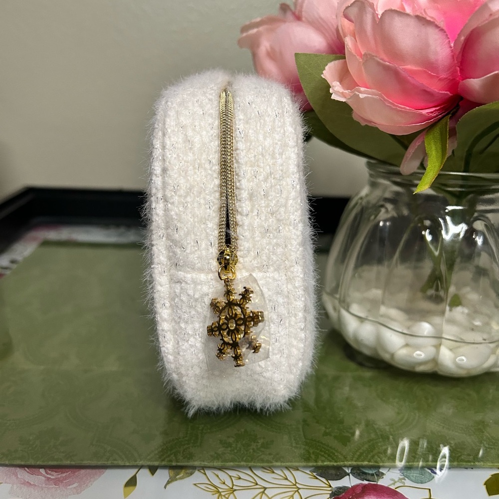Chanel Beauté Ivory Textured Pouch - Picture 2 of 7